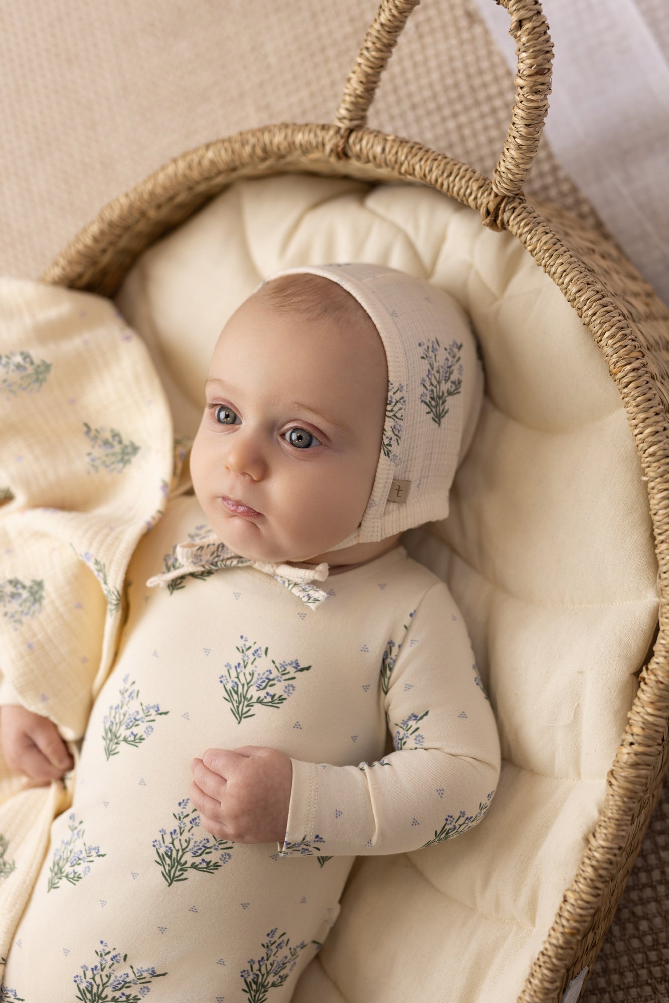 Scattered floral print baby footie in premium cotton-spandex, Tricot Bebe