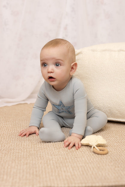 Hand-embroidered flower and star baby footie in cotton-spandex, 4 colors