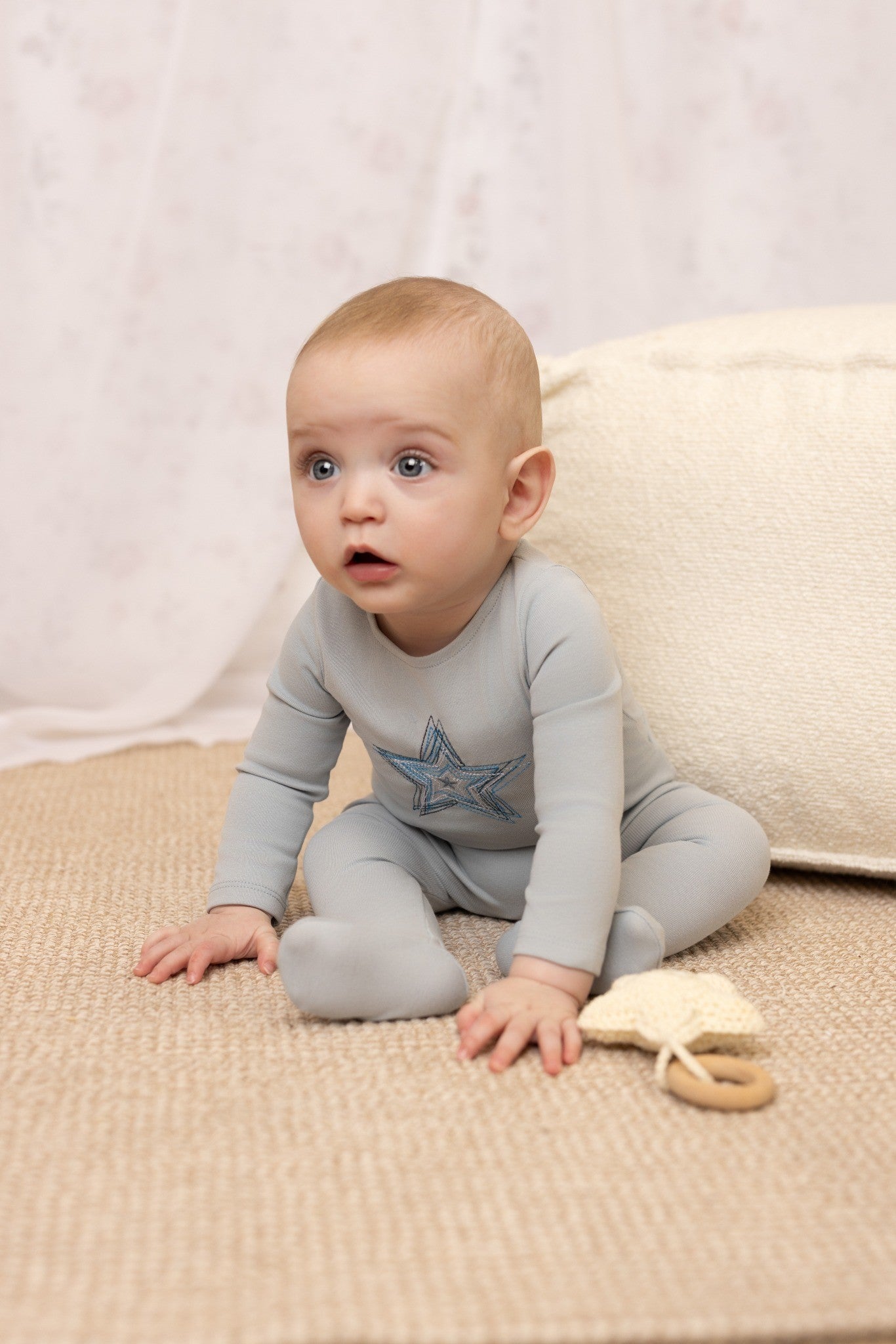 Hand-embroidered flower and star baby footie in cotton-spandex, 4 colors